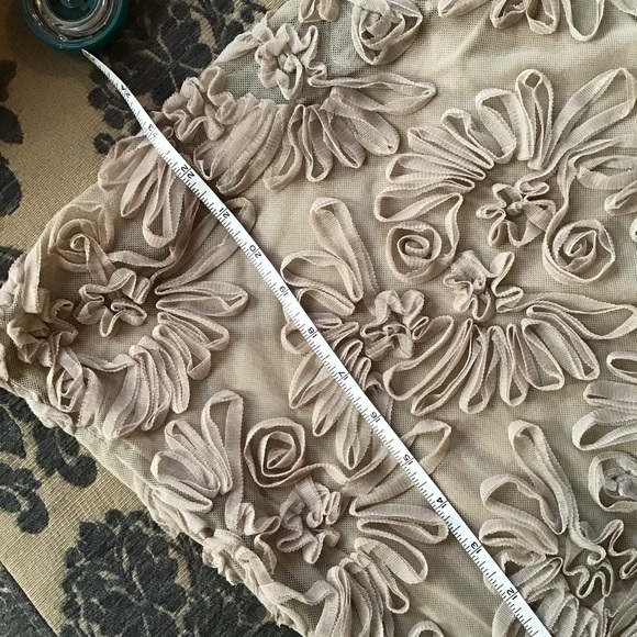 BANANA REPUBLIC TANK TOP WITH UNIQUELY MADE FLOWERS - Picture 7 of 10